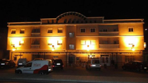 Hostal Los Hermanos, Baza